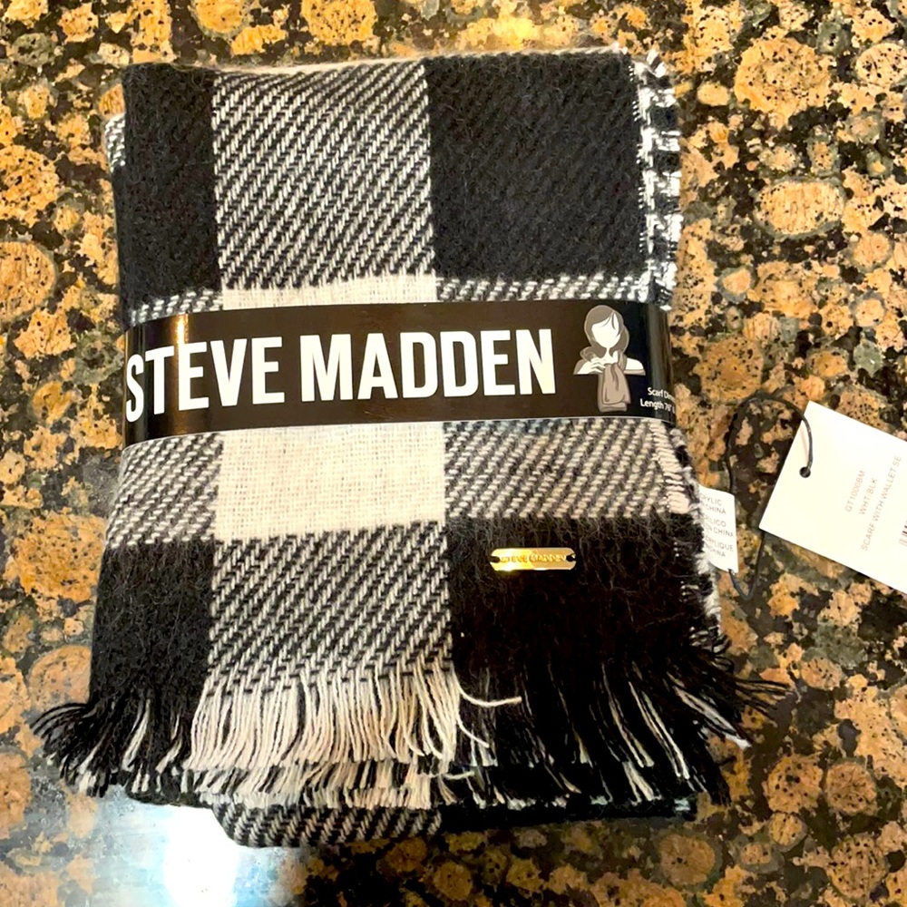 NWT Steve Madden black and white scarf